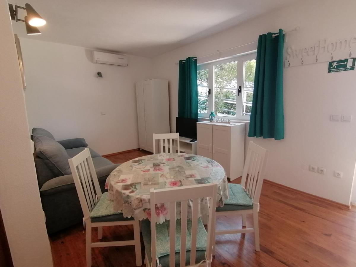Apartmani Mares - 20 M From The Beach 브렐라 외부 사진